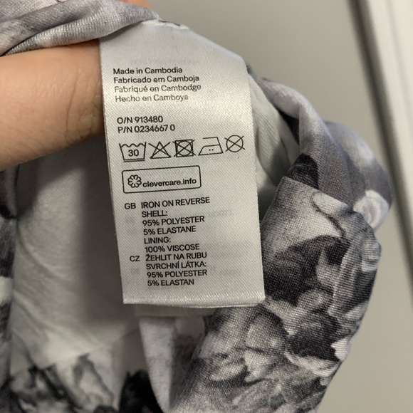 (2/$20) H&M Lg Rutched Patterned Sleeveless top - Picture 4 of 6